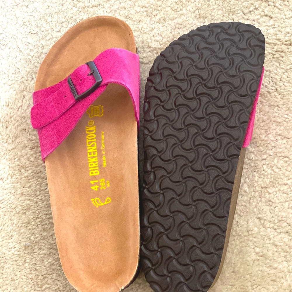 Size 8.5 USA. Brand-new never worn